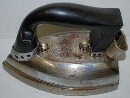 "Fémfeldolgozó Kisipari Szövetkezet Budapest" régi úti vasaló, 19cm-es vasalófelülettel