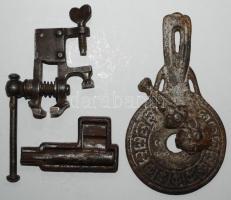 Kis fémtétel: régi órássatu, nagyméretű kulcs, és egy zárszerkezet /  Vintage metal items