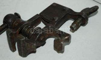 Kis fémtétel: régi órássatu, nagyméretű kulcs, és egy zárszerkezet / 
Vintage metal items