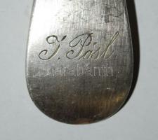 Kis ezüstözött tétel: kiöntők, szalvétatartó, saslábas fűszertartó, és 2db villa / 
Little silver pl...