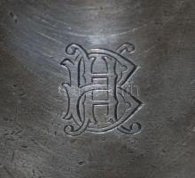 Kis ezüstözött tétel: kiöntők, szalvétatartó, saslábas fűszertartó, és 2db villa / 
Little silver pl...