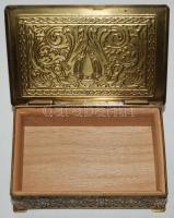 Pávákkal díszített, fabélésű, kis fémdobozka / 
Little metal box, 11x7,5x3,5cm