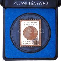 1980. "Szovjet-Magyar közös Űrrepülés" alkalmára kiadott Au (4.44g/0.585) bélyeg alakú emlékveret eredeti Állami Pénzverő műanyagtokban T:PP Hungary 1980. "Hungarian-Soviet Space Flight" commemorative gold stamp medallion in original case (4.44g/0.585) C:PP