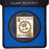 1979. "Nemzetközi Gyermekév" alkalmára kiadott Au (3.87g/0.585) bélyeg alakú emlékveret eredeti Állami Pénzverő műanyagtokban T:PP Hungary 1979. "International Year of the Child" commemorative gold stamp medallion in original case (3.87g/0.585) C:PP