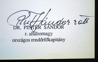 Dr. Pintér Sándor altábornagy és rendőrfőkapitány aláírása ünnepi lapon