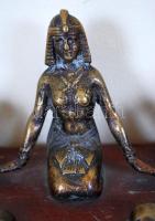 Dekoratív régi fa-réz tintatartó egyiptomi figurával díszítve (az egyik műanyag betét hiányzik) /
Br...