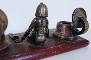 Dekoratív régi fa-réz tintatartó egyiptomi figurával díszítve (az egyik műanyag betét hiányzik) /
Br...