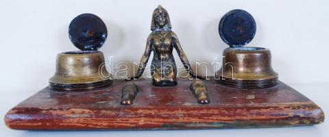 Dekoratív régi fa-réz tintatartó egyiptomi figurával díszítve (az egyik műanyag betét hiányzik) /
Br...