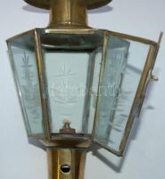 cca 1920 Falra erősíthető réz fiákerlámpa metszett üveg ablakokkal, apró sérülésekkel / 
Brass and g...