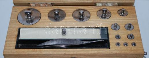 1961 Laboratóriumi Tara-Súlykészlet hitelességi igazolvánnyal eredeti dobozában, patikamérleggel / 
...