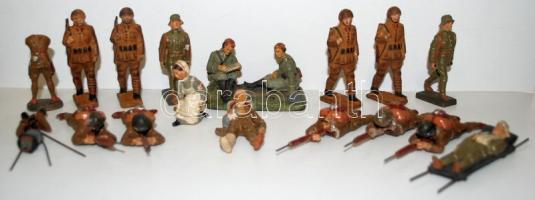 cca 1950 II. világháborús festett kerámia terepasztalkatonák, többségük sérült /  World War II painted ceramic model soldiers, most need repair, cca 8cm