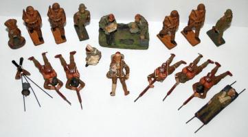 cca 1950 II. világháborús festett kerámia terepasztalkatonák, többségük sérült / 
World War II paint...