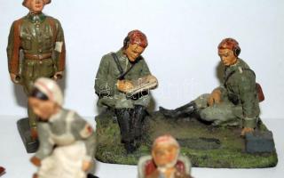 cca 1950 II. világháborús festett kerámia terepasztalkatonák, többségük sérült / 
World War II paint...