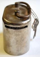 Régi fém persely kulccsal / 
Vintage money box with key, 9x6,5x5cm