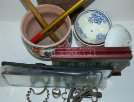 Doboznyi vegyes bolha tétel: Üveg tál, fali kerámia kép, porcelán bonbonier, népi kerámiák stb