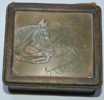 Lovakat ábrázoló fémlemezzel díszített bőr borítású fa dobozka /  Wooden box with leather cover and a metal plaque with horses on top, 13x11,5x8cm