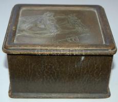 Lovakat ábrázoló fémlemezzel díszített bőr borítású fa dobozka / 
Wooden box with leather cover and ...