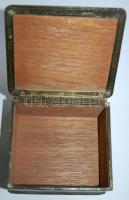 Lovakat ábrázoló fémlemezzel díszített bőr borítású fa dobozka / 
Wooden box with leather cover and ...