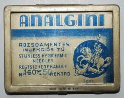 cca 1920 3db Analgini magyar gyártmányú rozsdamentes acél injekciós tű eredeti dobozában 4db régi ampullareszelővel /  Stainless steel injection needles in original metal box