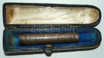 Régi fa szipka ezüst (Ag) berakással saját bőr tokjában. Hiányos /  Vintage wooden cigarette holder with silver inlay. With faults