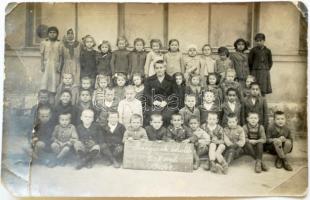1940/1941 Tinnyei rk. iskola tanulói 2 db fotón