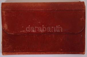 1905 Egészbőr-kötéses jegyzetfüzet aranyozott lapszélekkel, csak néhány oldalnyi bejegyzéssel. Közep...