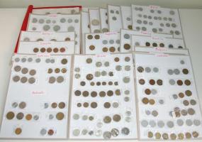 Vegyes világpénz gyűjtemény országonként külön kartonra rendezve, közte több ezüstpénz is Románia, S...