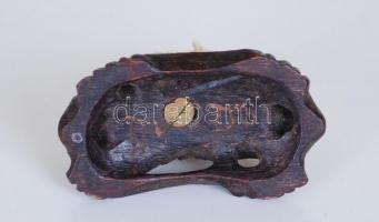 Kézzel faragott, hibátlan állapotú kis csont elefánt egzotikus faragású fa talapzaton (alján bevéset...