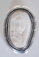 Kézzel vésett szecessziós csont medál ezüst (Ag) foglalatban /  Art nouveau hand carved bone medallion in silver frame, 4,5cm