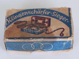 cca 1950 Gebrüder Schmidt Zella-Mehlis Klingenschärfer "Sieger" gilette-penge élező eredeti dobozában, német nyelvű leírással /  Razor blade sharpener in original box with German description, 5x9cm