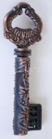 Réz nyelű dugóhúzó szőlőindákkal díszített kulcs alakú réz tokban / 
Corkscrew in copper case, 13cm