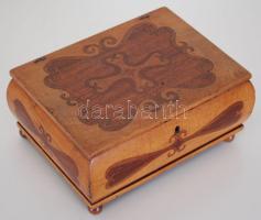 Intarziás fa doboz, kulcs hiányzik, kisebb hibákkal h:23 cm, m:11 cm, sz:17 cm