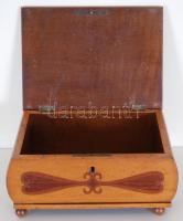 Intarziás fa doboz, kulcs hiányzik, kisebb hibákkal h:23 cm, m:11 cm, sz:17 cm