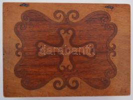 Intarziás fa doboz, kulcs hiányzik, kisebb hibákkal h:23 cm, m:11 cm, sz:17 cm