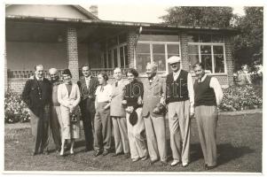 1937 Magyarországi nemzetközi teniszbajnokságon részt vevők egy csoportja: dr. Szlávy Béla, Minder Frigyes, b. Madarassy Beck Mala, Lauber Dezső, Lord Dundonald, Forgács Gábor, és mások, 11,5x17,5cm