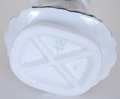 Népviseletes asszony, kézzel festett jelzett Hollóházi porcelán figura, jelzett (alján apró lepattan...