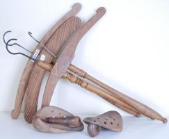 3db régi vállfa és egy pár sámfa /  3 vintage hangers and a pair of boot trees