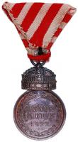 1922. "Bátorsági Érem / Signum Laudis 1922" fémjelzett ezüst kitüntetés fehér-vörös mellsz...