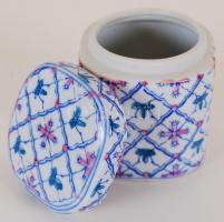 Jelzett kínai porcelán dobozka tetővel / 
Chinese porcelain box, 10x8x8cm
