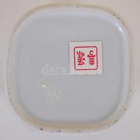 Jelzett kínai porcelán dobozka tetővel / 
Chinese porcelain box, 10x8x8cm