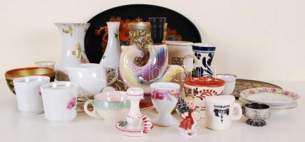 19 darabos vegyes porcelán tétel: Zsolnay váza, csészék, kistányérok, vázák, éjjeli lámpa, stb. / 
M...
