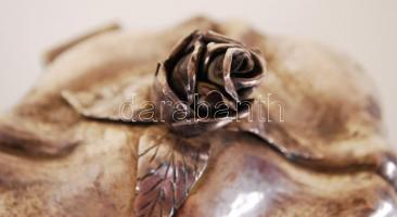 Rózsás cukortartó, ezüstözött alpakka, ötvös munka, jelzett, jó állapotban, m:12 cm, sz:11 cm, h:13 ...