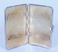 1933 Ezüst (Ag) cigarettatárca vésett, griluzsált növényi díszítéssel, 935-ös tisztaságjelzéssel, be...