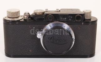 1932 Leica II típusú fényképezőgép eredeti Leitz Elmar f 3,5/50mm objektívvel, lencsevédővel; a zár javításra szorul /  Leica II photo camera with Leitz Elmar f3,5/50mm lens, lens cover; shutter release needs repair