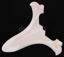 Hippokratész és esküje görögül, alabástrom plasztika, alabástrom tartókkal, apró sérülés alul, 20×18...