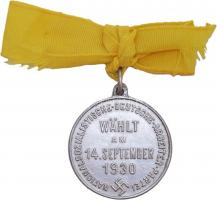 Német 3. Birodalom 1930. Nemzetiszocialista Német Munkáspárt ezüstözött propaganda jelvénye sárga me...