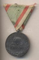 1918. Magyar Háborús Emlékérem kardokkal,sisakkal "Pro Deo et Patria" ezüstözött Br kitüntetés mellszalagon T:2 patina Hungary 1918. Commemorative Medal for World War I for combatants, silver plated bronze medal on wartime ribbon C:XF patina