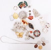 Nagy bizsu tétel: Kagylós szett, 2 db fülbevaló,  10 db kitűző, 5 db medál, keresztény medálok stb