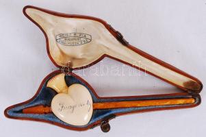 cca 1920 Szokatlan alakú női tajtékpipa bakelit szárral Weisz S. Fia Budapest Király u. 3. sz. alatti üzletéből eredeti bőr tokjában, rajta "Gyüjtsünk czukrot a szegény gyermekeknek!" felirattal (a száron kis sérülés és javítás nyoma) /  Strangely shaped vintage pipe in original leather case, 18cm