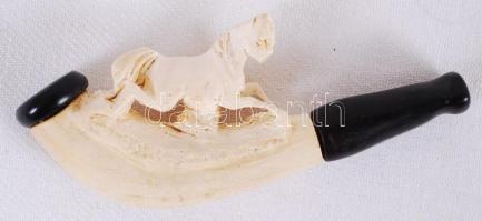 cca 1900 Kézzel faragott lófigurával díszített kis tajtékpipa fa szárral, eredeti, "Echt Meerschaum - Garantirt - Echt Bernstein" feliratú dobozában (a ló orra hiányzik) /  Vintage meerschaum pipe with a hand carved horse figure, wooden mouth piece, original case marked "Echt Meerschaum - Garantiert - Echt Bernstein" (small chip on horse's head), 7cm